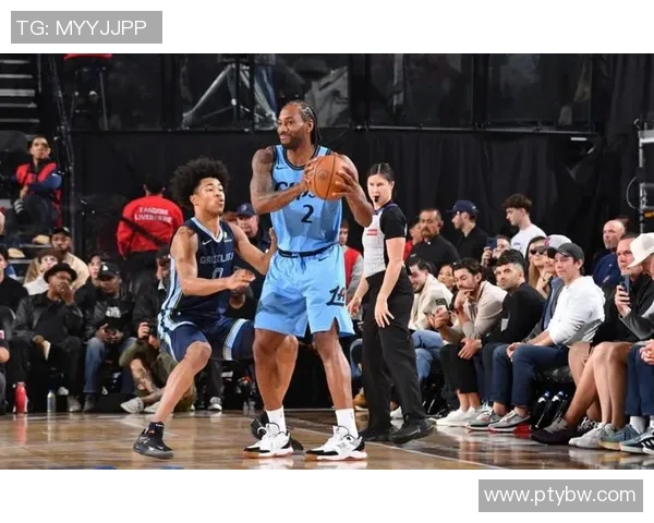 快船在绝境中逆袭灰熊上演惊天逆转全场观众为之震撼