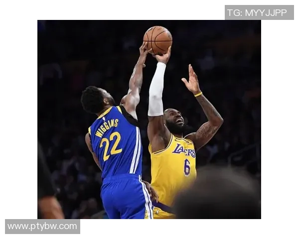 火箭队与勇士队激战正酣无插件直播全程呈现精彩瞬间