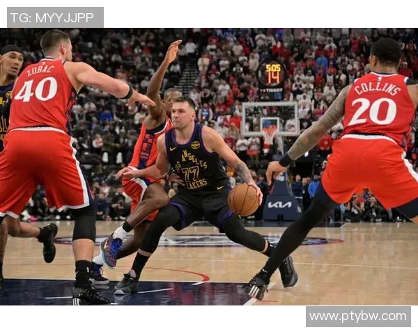 湖人对决快船外网热议赛季首场较量精彩瞬间与球员表现分析